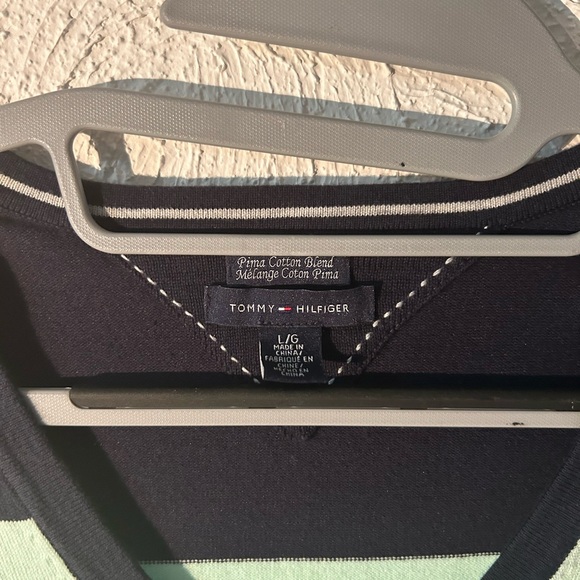 Tommy Hilfiger Women’s V-Neck Striped Jumper/Sweater - Picture 3 of 4